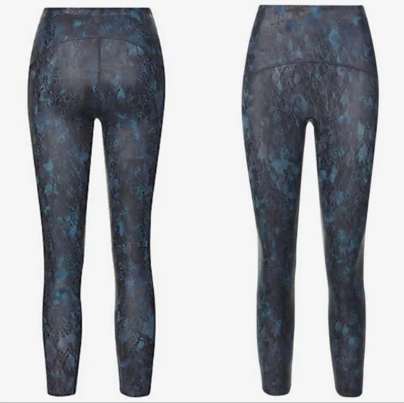 🆕 SPANX Booty Boost Active 7/8 Leggings Navy Reptile, Size M, NWT - Picture 3 of 15